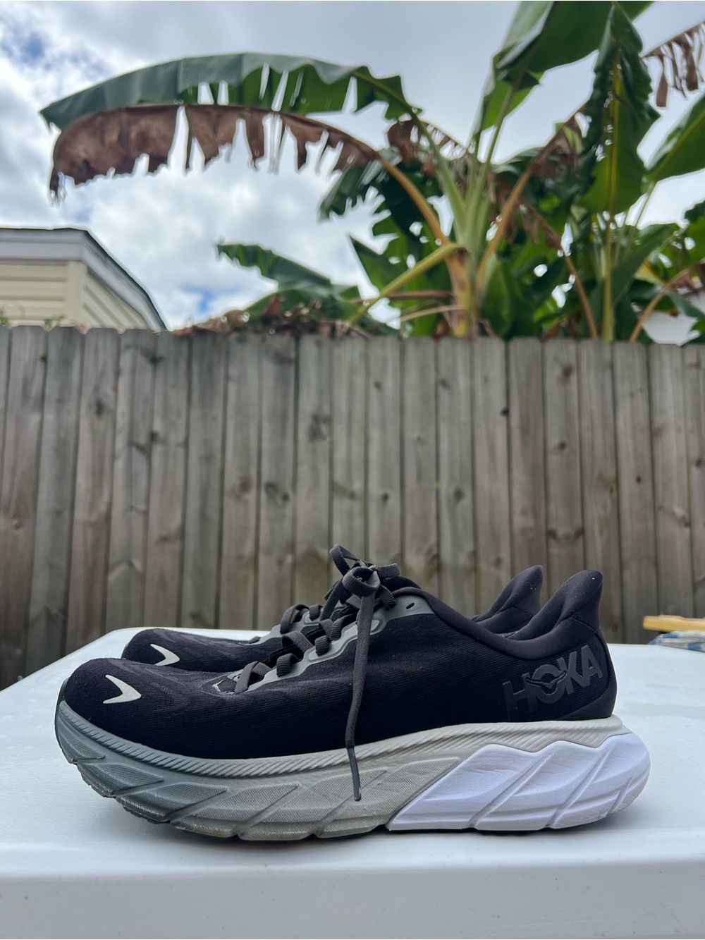 Women’s Hoka Arahi 6 Black and White Performance Running Shoes size 9